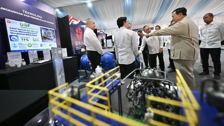 Presiden Prabowo Subianto meninjau hasil riset dan penemuan Badan Riset dan Inovasi Nasional (BRIN) di Istana Kepresidenan Jakarta, Kamis (6/8/2026), sebelum berjumpa sekitar 150 periset.