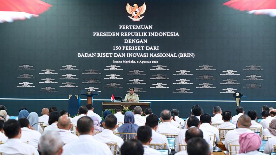 Presiden Prabowo Subianto meninjau hasil riset dan penemuan Badan Riset dan Inovasi Nasional (BRIN) di Istana Kepresidenan Jakarta, Kamis (6/8/2026), sebelum berjumpa sekitar 150 periset. (Dok. BPMI Sekretariat Presiden/Muchlis Jr)