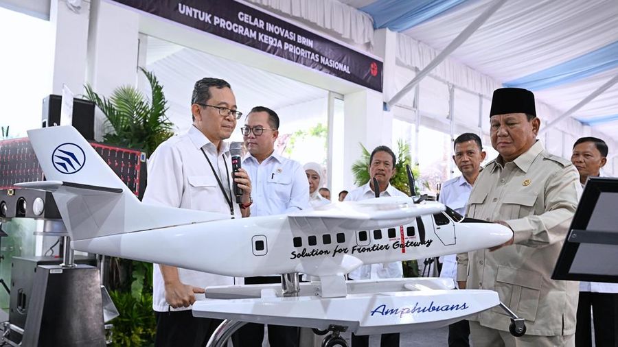 Presiden Prabowo Subianto meninjau hasil riset dan penemuan Badan Riset dan Inovasi Nasional (BRIN) di Istana Kepresidenan Jakarta, Kamis (6/8/2026), sebelum berjumpa sekitar 150 periset. (Dok. BPMI Sekretariat Presiden/Muchlis Jr)