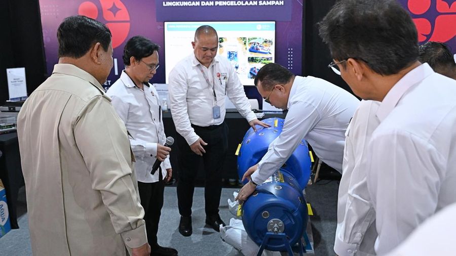 Presiden Prabowo Subianto meninjau hasil riset dan penemuan Badan Riset dan Inovasi Nasional (BRIN) di Istana Kepresidenan Jakarta, Kamis (6/8/2026), sebelum berjumpa sekitar 150 periset.