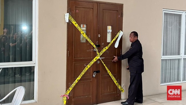 Penampakan dua ruangan yang ditemukan ratusan senjata dan narkoba di salah satu sekolah swasta di Pondok Pinang, Jumat (7/8).