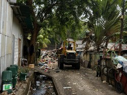 Viral Tumpukan Sampah Bikin Akses Siswa SD di Cengkareng Tertutup