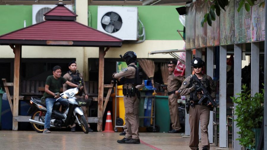 Seorang personil polisi Thailand melangkah di area Sekolah Debsirin Nonthaburi setelah kejadian penembakan di sekolah tersebut nan terletak di distrik Bang Kruai, Provinsi Nonthaburi, di pinggiran Bangkok, Thailand, pada 7 Agustus 2026. (REUTERS/Chalin