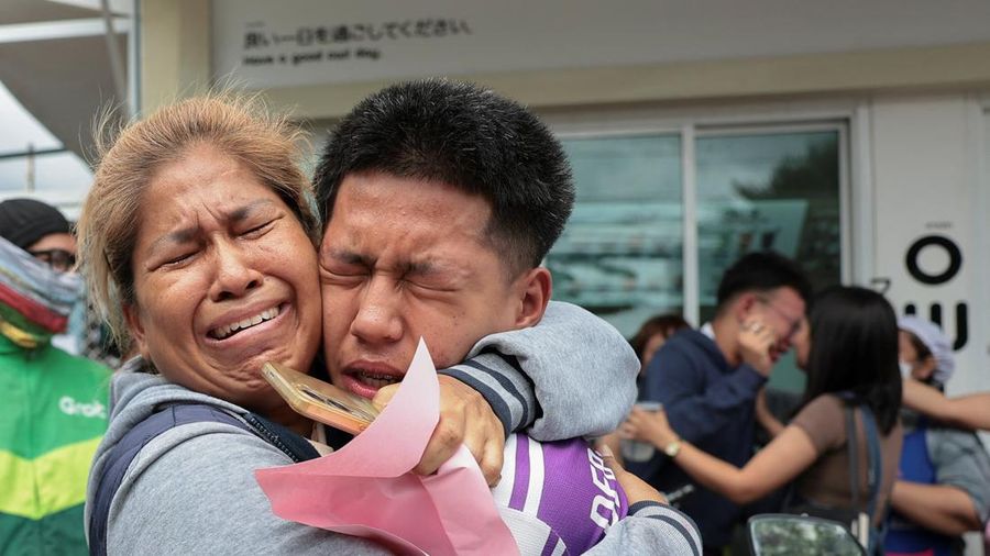 Seorang siswa bereaksi saat berjumpa kerabatnya setelah dievakuasi dari Sekolah Debsirin Nonthaburi, menyusul kejadian penembakan di sekolah tersebut, di distrik Bang Kruai, Provinsi Nonthaburi, di pinggiran Bangkok, Thailand, pada 7 Agustus 2026.
