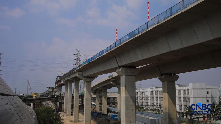 Suasana pengerjaan area proyek pembangunan Jalan Tol Harbour Road II (HBR II) di area Tanjung Priok, Jakarta, Jumat (7/8/2026). (CNBC Indonesia/Faisal Rahman)