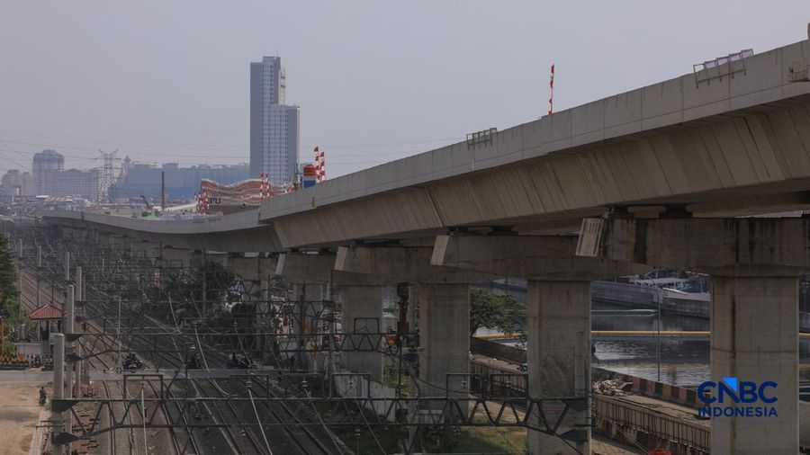 Suasana pengerjaan area proyek pembangunan Jalan Tol Harbour Road II (HBR II) di area Tanjung Priok, Jakarta, Jumat (7/8/2026). (CNBC Indonesia/Faisal Rahman)