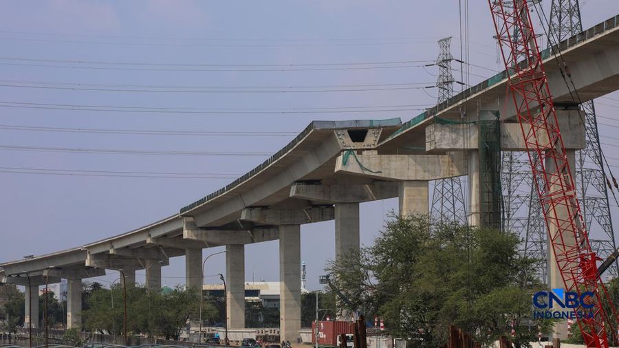 Suasana pengerjaan area proyek pembangunan Jalan Tol Harbour Road II (HBR II) di area Tanjung Priok, Jakarta, Jumat (7/8/2026).