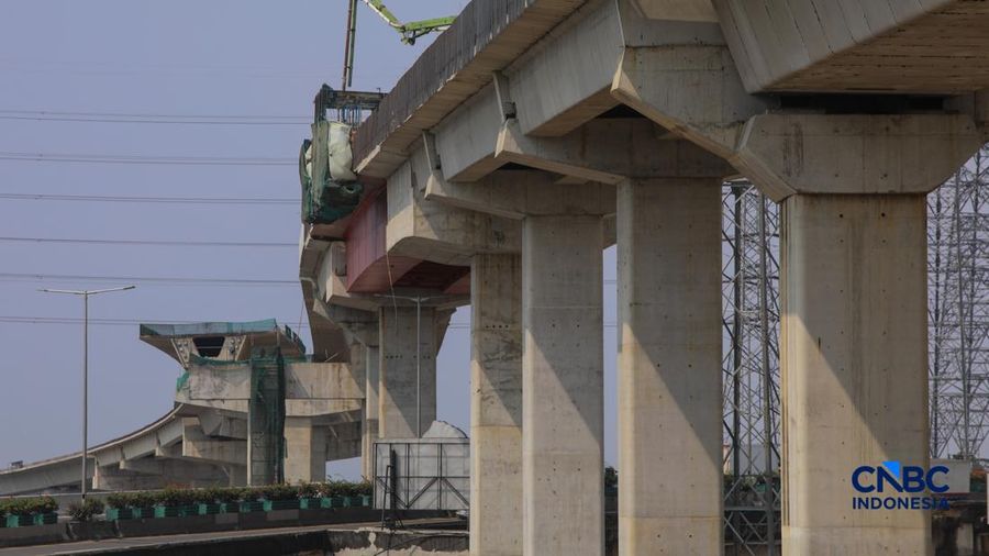 Suasana pengerjaan area proyek pembangunan Jalan Tol Harbour Road II (HBR II) di area Tanjung Priok, Jakarta, Jumat (7/8/2026). (CNBC Indonesia/Faisal Rahman)