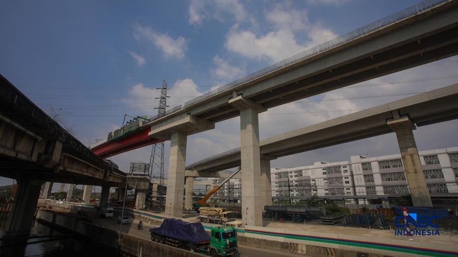 Suasana pengerjaan area proyek pembangunan Jalan Tol Harbour Road II (HBR II) di area Tanjung Priok, Jakarta, Jumat (7/8/2026). (CNBC Indonesia/Faisal Rahman)