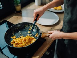 Rahasia Scrambled Egg Lembut, Pecahkan Telur Langsung ke Wajan
