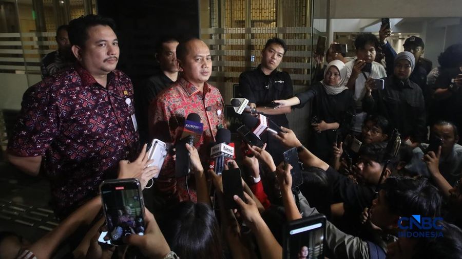 Tersangka kasus dugaan Tindak Pidana Pencucian Uang (TPPU) nan merupakan mantan Jampidsus Febrie Adriansyah melangkah menuju mobil tahanan usai menjalani pemeriksaan di Gedung Utama Kejaksaan Agung (Kejagung), Jakarta, Jumat (7/8/2026). (CNBC Indones