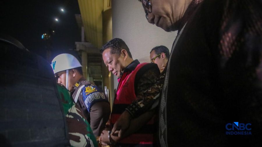 Tersangka kasus dugaan Tindak Pidana Pencucian Uang (TPPU) nan merupakan mantan Jampidsus Febrie Adriansyah melangkah menuju mobil tahanan usai menjalani pemeriksaan di Gedung Utama Kejaksaan Agung (Kejagung), Jakarta, Jumat (7/8/2026). (CNBC Indones
