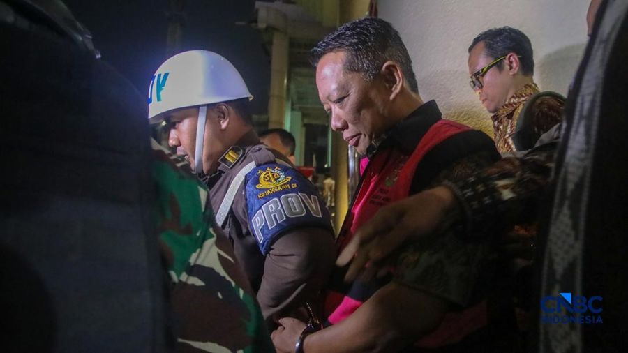 Tersangka kasus dugaan Tindak Pidana Pencucian Uang (TPPU) nan merupakan mantan Jampidsus Febrie Adriansyah melangkah menuju mobil tahanan usai menjalani pemeriksaan di Gedung Utama Kejaksaan Agung (Kejagung), Jakarta, Jumat (7/8/2026). (CNBC Indones