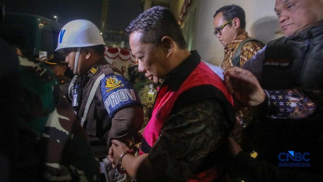 Potret Eks Jampidsus Febrie Usai Diperiksa Tim 9 Kejagung