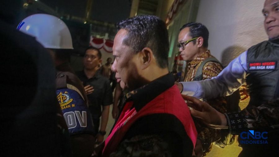 Tersangka kasus dugaan Tindak Pidana Pencucian Uang (TPPU) nan merupakan mantan Jampidsus Febrie Adriansyah melangkah menuju mobil tahanan usai menjalani pemeriksaan di Gedung Utama Kejaksaan Agung (Kejagung), Jakarta, Jumat (7/8/2026). (CNBC Indones