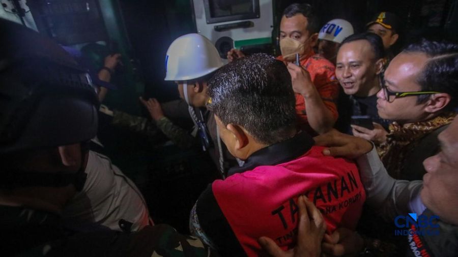 Tersangka kasus dugaan Tindak Pidana Pencucian Uang (TPPU) nan merupakan mantan Jampidsus Febrie Adriansyah melangkah menuju mobil tahanan usai menjalani pemeriksaan di Gedung Utama Kejaksaan Agung (Kejagung), Jakarta, Jumat (7/8/2026). (CNBC Indones
