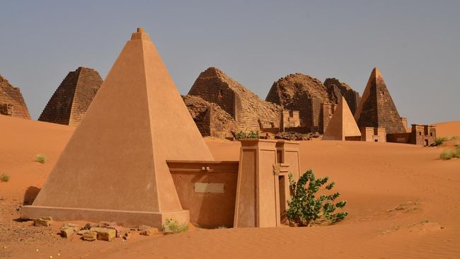The Meroe pyramids, situs arkeologi di Bejrawiya, Sudan.