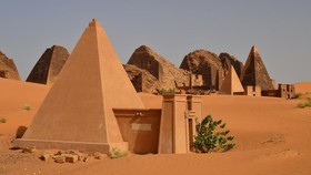 The Meroe pyramids, situs arkeologi di Bejrawiya, Sudan.