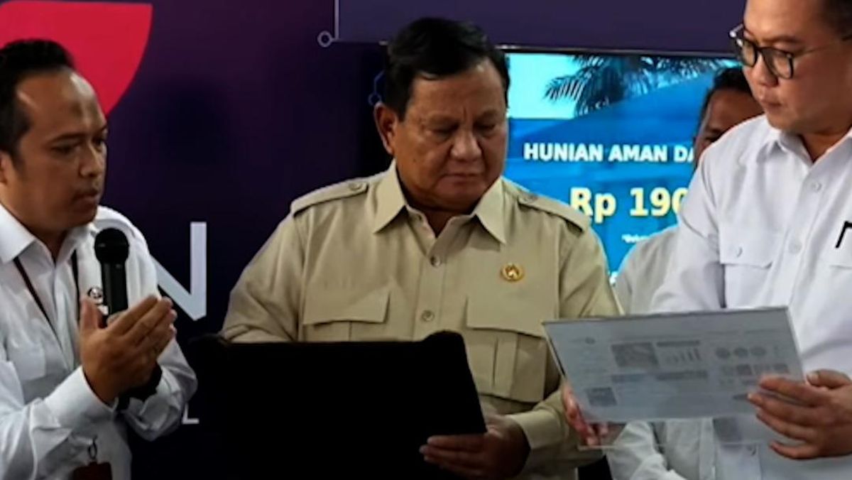 Momen Prabowo Tes Langsung Kekuatan Genteng Buatan BRIN