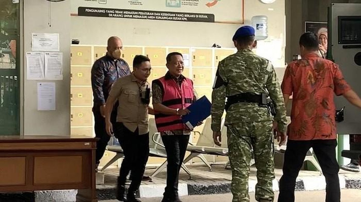 Penampakan Febrie Adriansyah Pakai Rompi Tahanan Pink dan Diborgol