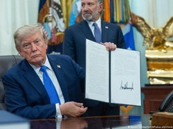 Trump Teken Aturan Baru soal Kewarganegaraan
