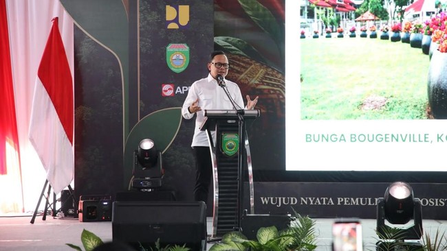 Wakil Menteri Dalam Negeri (Wamendagri) Bima Arya Sugiarto saat meresmikan Pusat Persemaian Sriwijaya Kemampo di Pusat Persemaian Kabupaten Banyuasin, Sumatera Selatan, Jumat (7/8/2026).