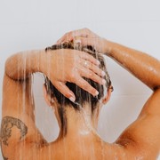 5 Tips Keramas agar Rambut Tidak Rontok