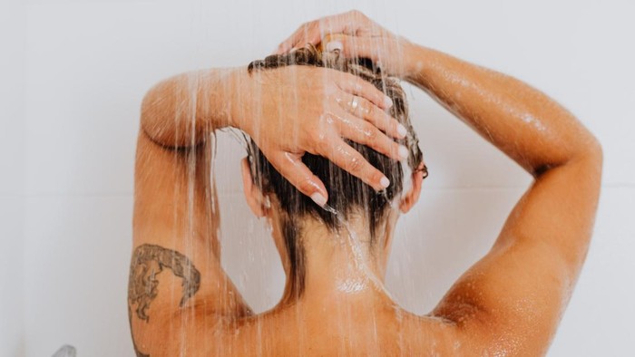 5 Tips Keramas agar Rambut Tidak Rontok