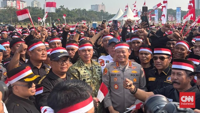Kapolda Metro Jaya Komjen Pol Asep Edi Suheri dan Pangdam Jaya Letjen TNI Deddy Suryadi usai memimpin Apel Kebangsaan Jaga Jakarta