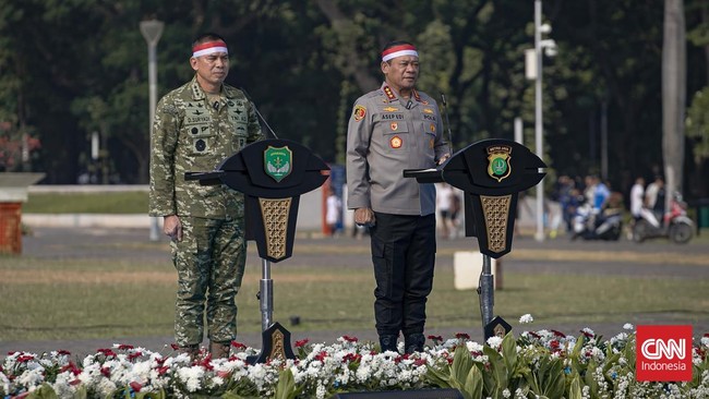 Kapolda Metro Jaya Komjen Pol Asep Edi Suheri dan Pangdam Jaya Letjen TNI Deddy Suryadi menghadiri Apel Kebangsaan Jaga Jakarta untuk Indonesia yang diselenggarakan di Kawasan Monas, Jakarta, Sabtu (8/8).