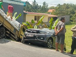 Brio Tabrak Truk hingga Masuk Parit di Jalan Raya Sangeh