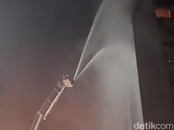 Bronto Skylift Dikerahkan Padamkan Kebakaran Gedung Bapenda DKI