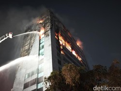 Gedung Bapenda DKI yang Terbakar dari Lantai 11 sampai 16