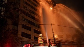 Petugas Dinas Penanggulangan Kebakaran dan Penyelamatan (Gulkarmat) Jakarta berupaya memadamkan kobaran api yang membakar Gedung Badang Pendapatan Daerah (Bapenda) DKI Jakarta di Jalan Abdul Muis, Jakarta, Jumat (7/8/2025). Dinas Gulkarmat Jakarta me