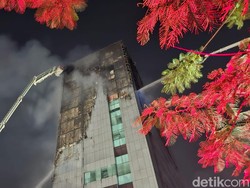 Kebakaran Gedung Bapenda DKI Sudah Terkendali, Damkar Mulai Pendinginan