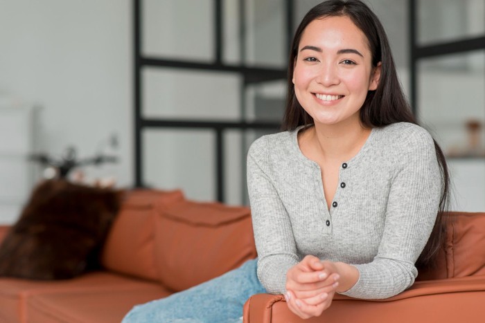 Orang berkelas memiliki aura kepercayaan diri alami. Mereka tahu seperti apa dirinya, sehingga tidak membutuhkan validasi orang lain untuk merasa dihargai atau berharga.