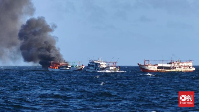 Seorang anak buah kapal membakar kapal penangkap cumi gara-gara dimarahi bawa kapal ugal-ugalan di Perairan Aru, Maluku.