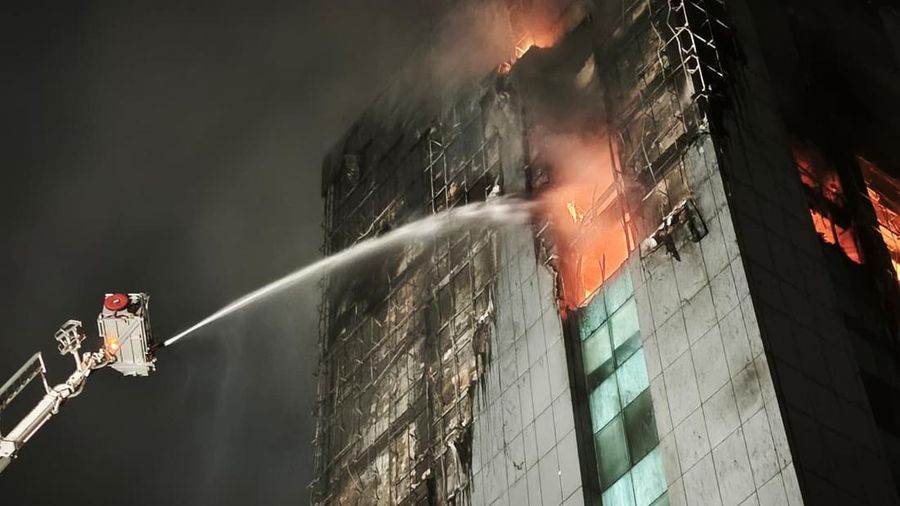 Kebakaran melanda Gedung Badan Pendapatan Daerah (Bapenda) DKI Jakarta di Gambir, Jakarta Pusat, sejak Jumat (7/8/2026) malam.