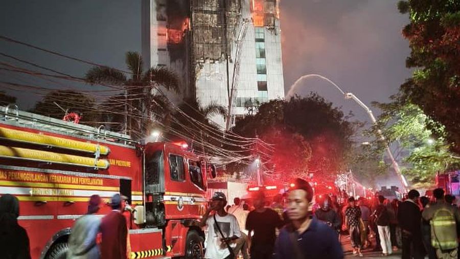 Kebakaran melanda Gedung Badan Pendapatan Daerah (Bapenda) DKI Jakarta di Gambir, Jakarta Pusat, sejak Jumat (7/8/2026) malam.