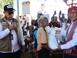 Kepala Bapanas & Dirut BULOG Turun Langsung Serahkan Bantuan Pangan di Alor