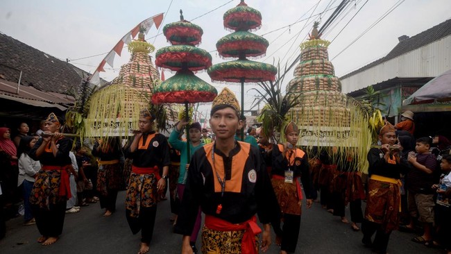 Dipercaya Bawa Berkah, Warga Rebutan Kue Apem di Bulan Sapar
