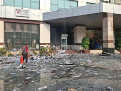 Damkar Sisir Tumpukan Kertas di Gedung Bapenda DKI Cegah Api Muncul Lagi