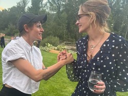 Gaya Kristen Stewart di Nikahan Emma Roberts, Pakai Topi Baseball Jadi Sorotan