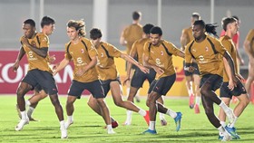 Pelatih AC Milan Ruben Amorim (kiri) memberikan arahan kepada pesepak bola AC Milan Luka Modric (kedua kanan) dan Christian Comotto (kanan) saat sesi latihan di Stadion Madya, Senayan, Jakarta, Jumat (7/8/2026). AC Milan melakukan sesi latihan jelang