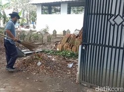 Kisah Lukman Mengabdi di Kesunyian Tempat Peristirahatan Terakhir