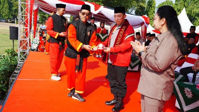 Kapolri Listyo Sigit Prabowo menerima anugerah anggota kehormatan Tapak Suci.
