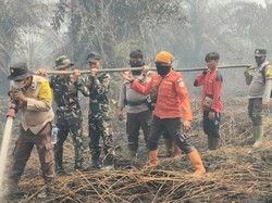 Polisi-Masyarakat Berjibaku Padamkan Karhutla di Bengkalis, Kolaborasi Jadi Kunci