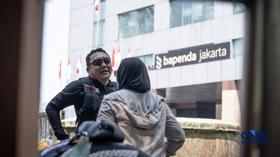Petugas Penanggulangan Kebakaran dan Penyelamatan (Gulkarmat) memasuki gedung Badan Pendapatan Daerah (Bapenda) DKI Jakarta setelah dilanda kebakaran di area Gambir, Jakarta Pusat, Sabtu (8/8/2026).