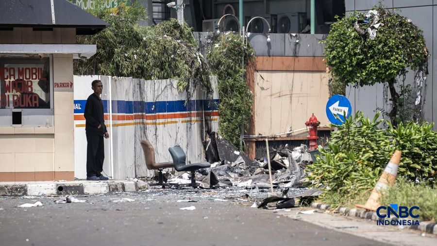 Petugas Penanggulangan Kebakaran dan Penyelamatan (Gulkarmat) memasuki gedung Badan Pendapatan Daerah (Bapenda) DKI Jakarta setelah dilanda kebakaran di area Gambir, Jakarta Pusat, Sabtu (8/8/2026).
