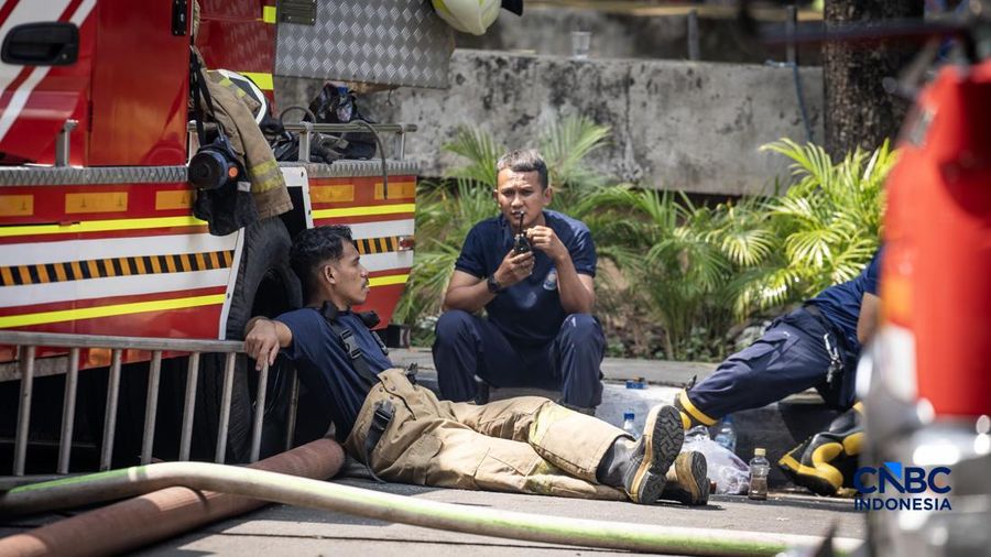 Petugas Penanggulangan Kebakaran dan Penyelamatan (Gulkarmat) memasuki gedung Badan Pendapatan Daerah (Bapenda) DKI Jakarta setelah dilanda kebakaran di area Gambir, Jakarta Pusat, Sabtu (8/8/2026).